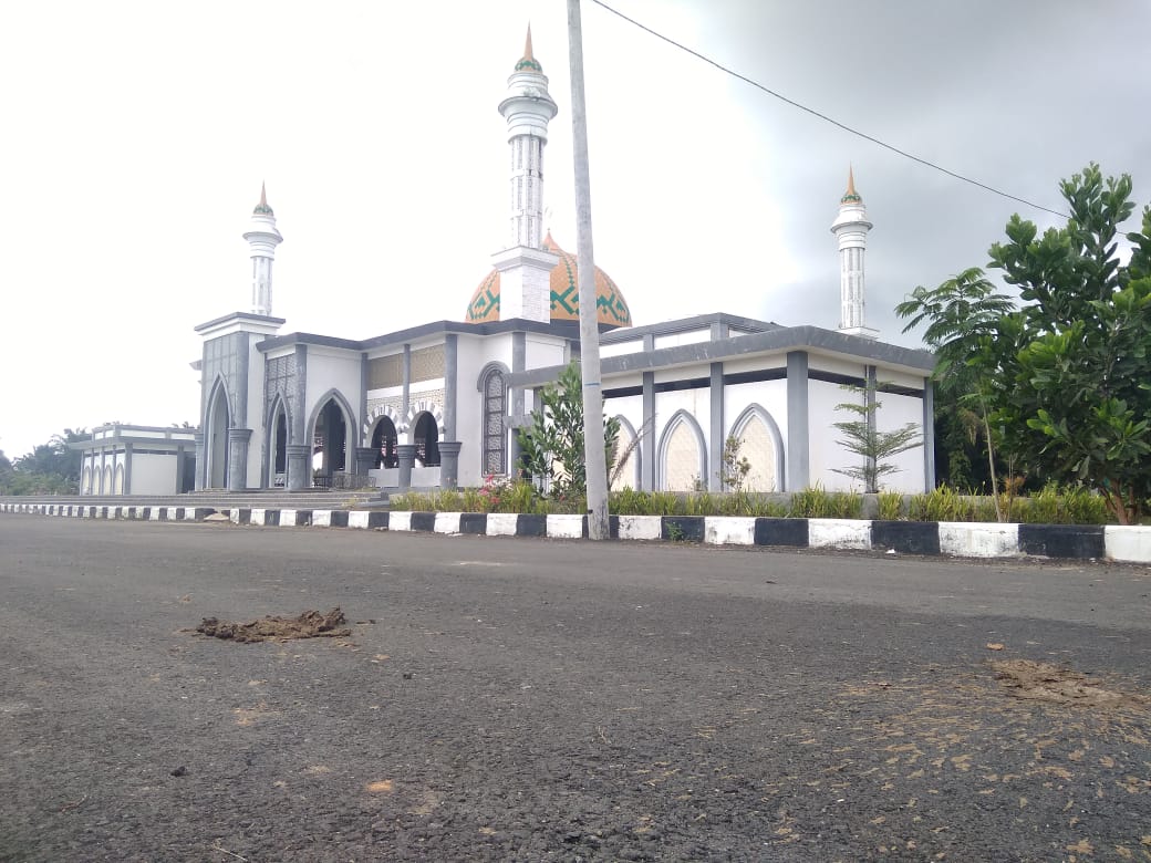 Komplek Masjid Agung Diwarnai Kotoran Sapi