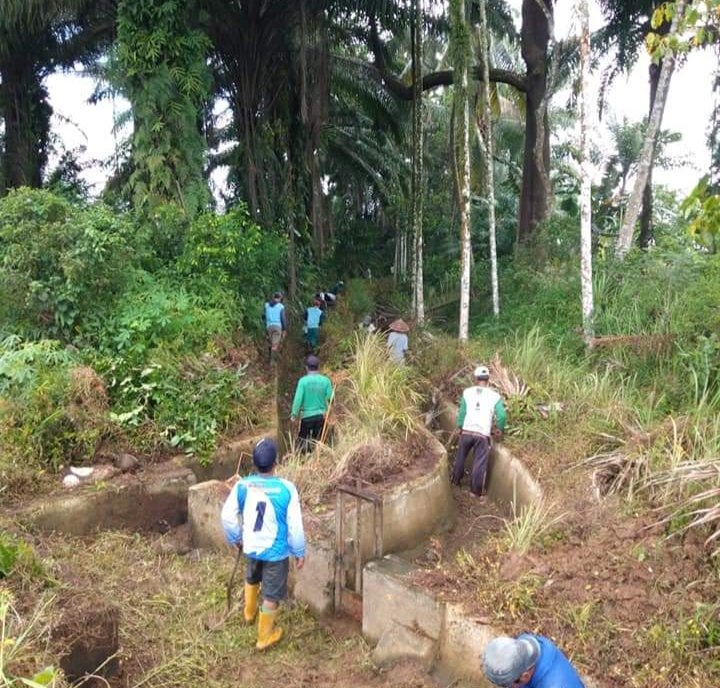 Musim Tanam, Petani Bersihkan Irigasi