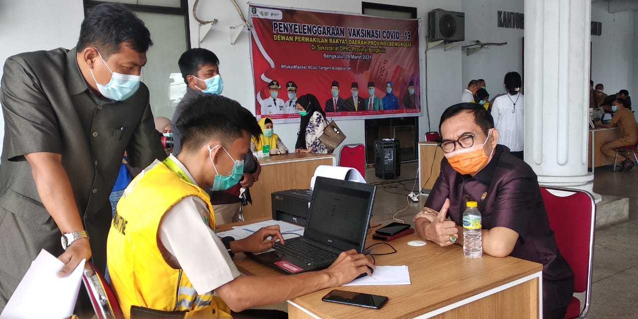 Anggota dan Staf DPRD Provinsi Divaksin