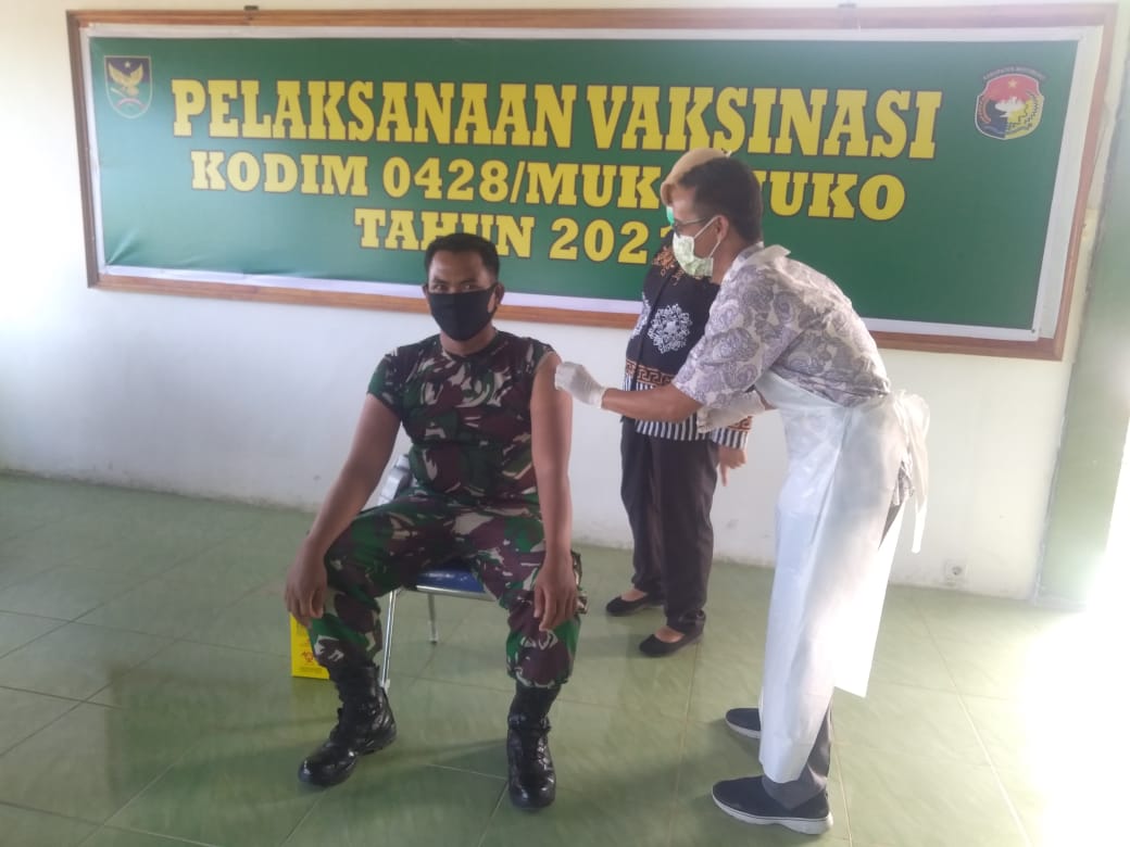 Anggota TNI AD Disuntik Vaksin