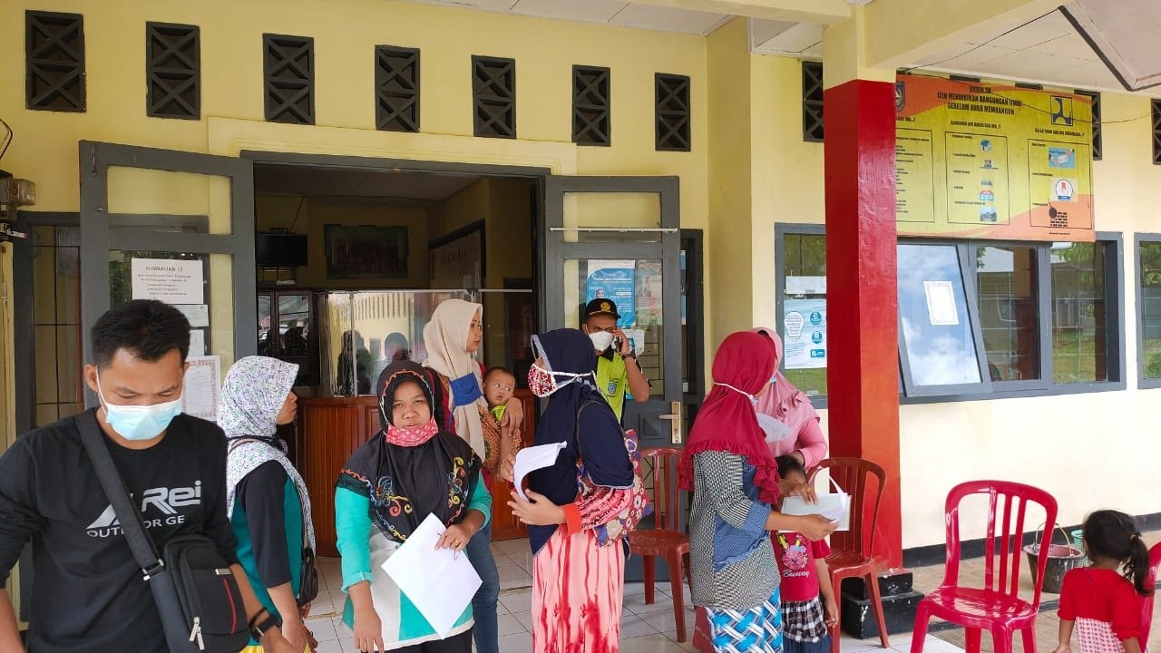 Kantor Camat Padang Jaya Diserbu Warga