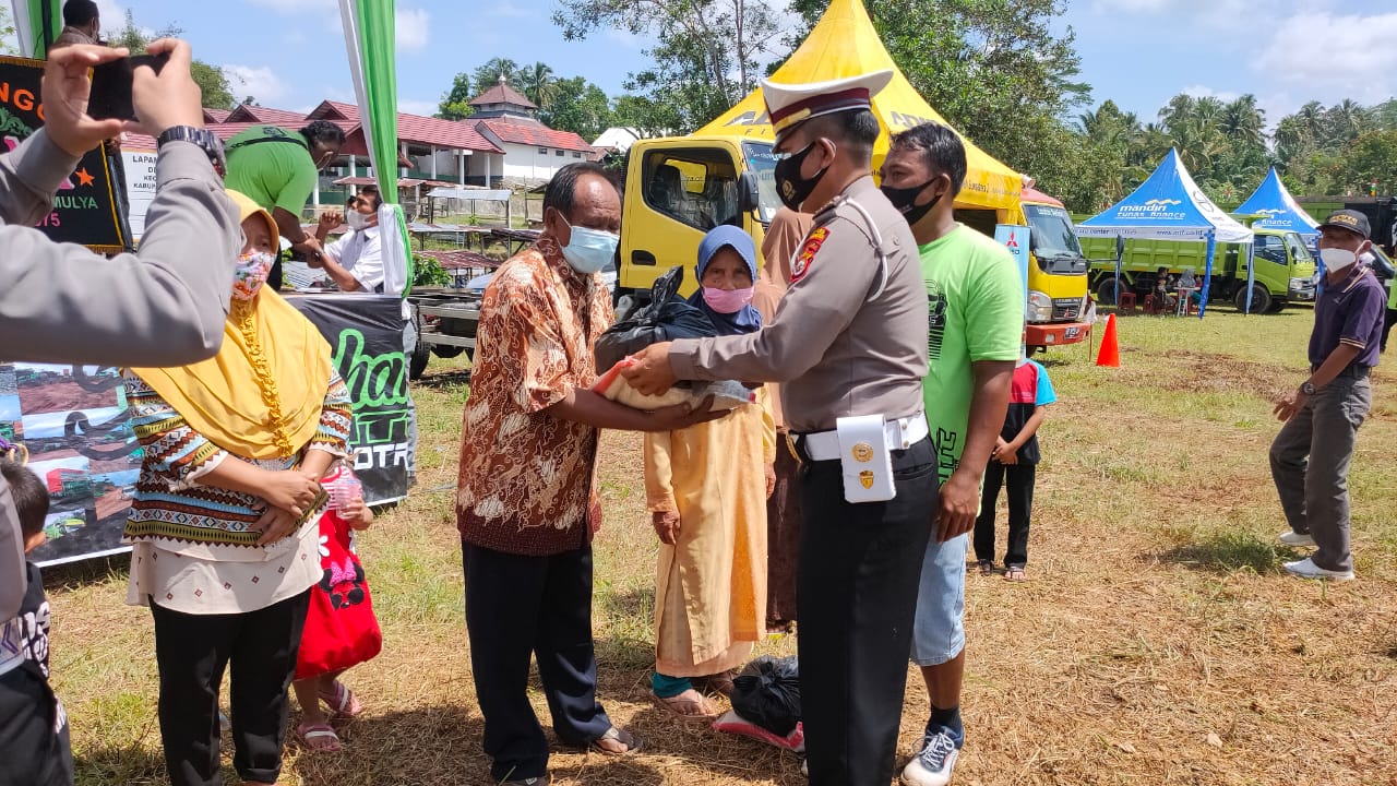 Ratusan Pecinta Truck Gelar Baksos di Giri Mulya