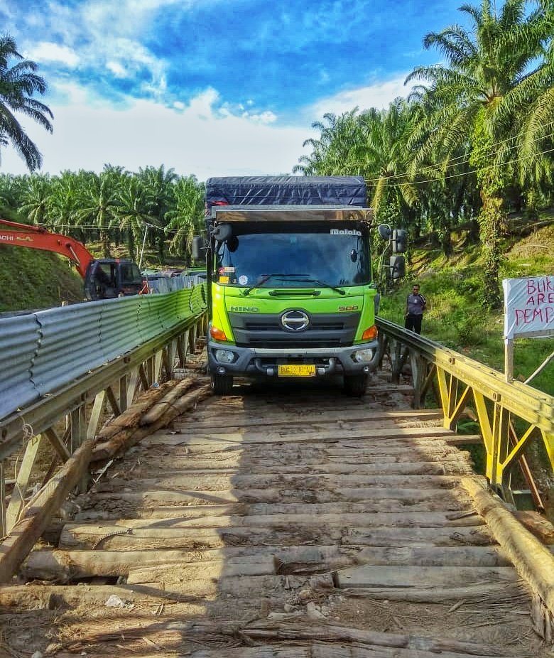 Fuso Terperosok, Hingga Malam Ini Jalinbar Masih Lumpuh