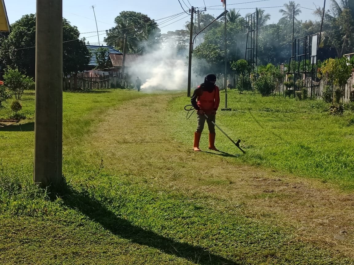 Jumat Bersih “Percantik” Kantor Camat