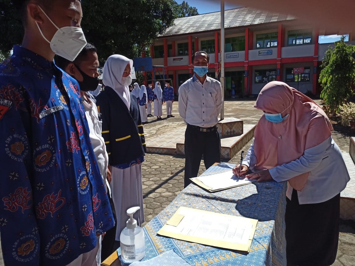 Kepala SMP Negeri 1 BU Lantik Pengurus OSIS Baru