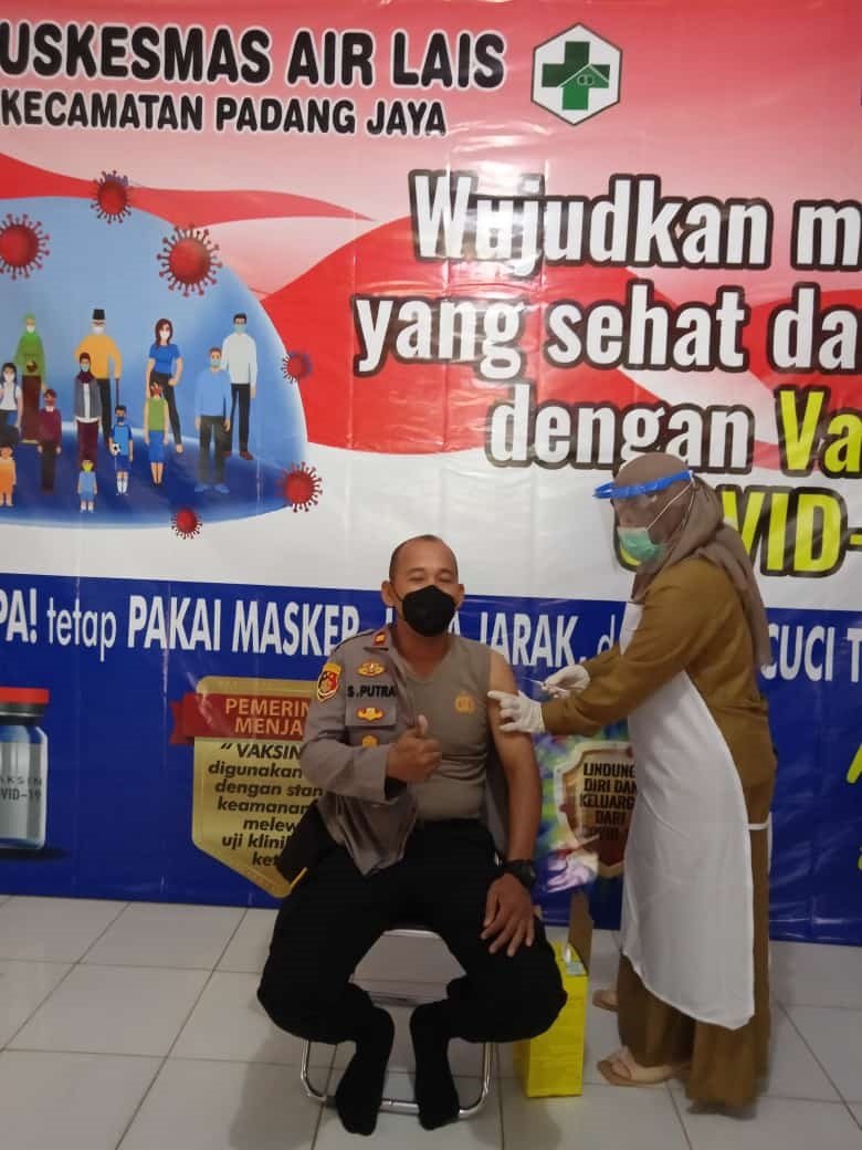 Kapolsek dan Camat Vaksinasi di Puskesmas