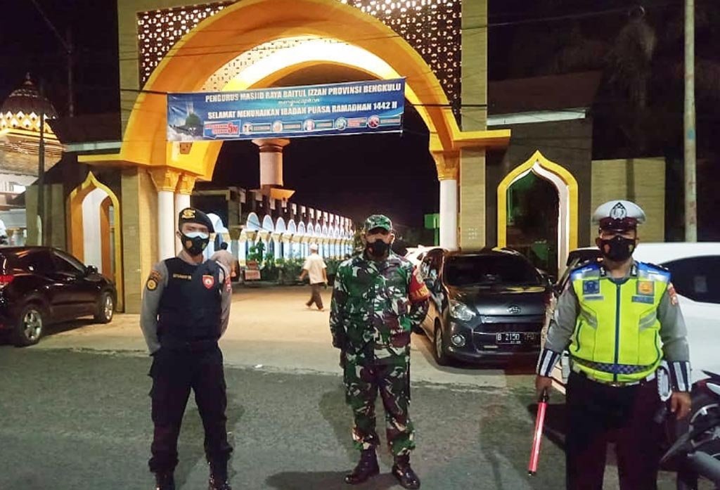 TNI/Polri Siaga Ciptakan Kenyamanan Ibadah Tarawih