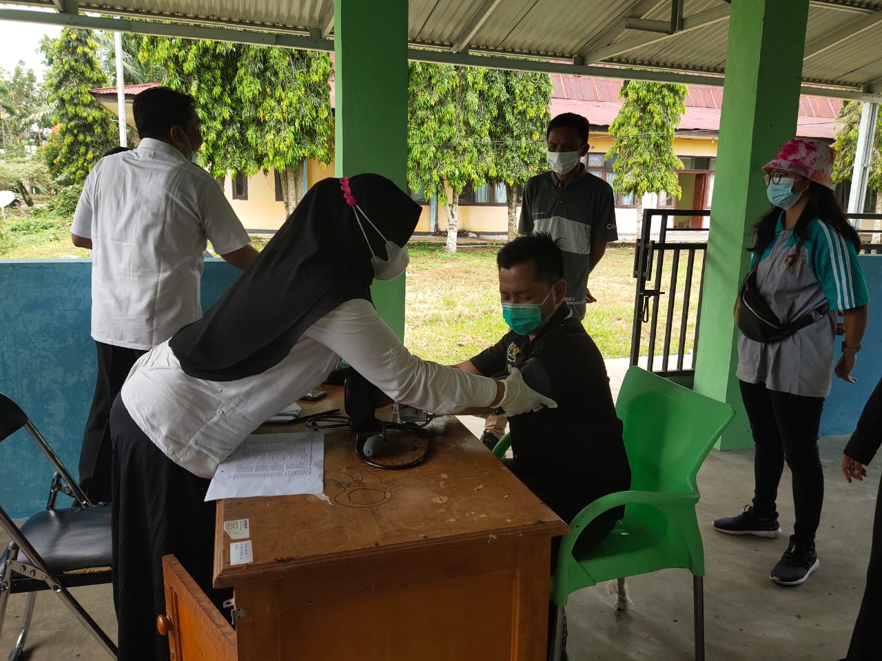 Pemburu Berita Disuntik Vaksin