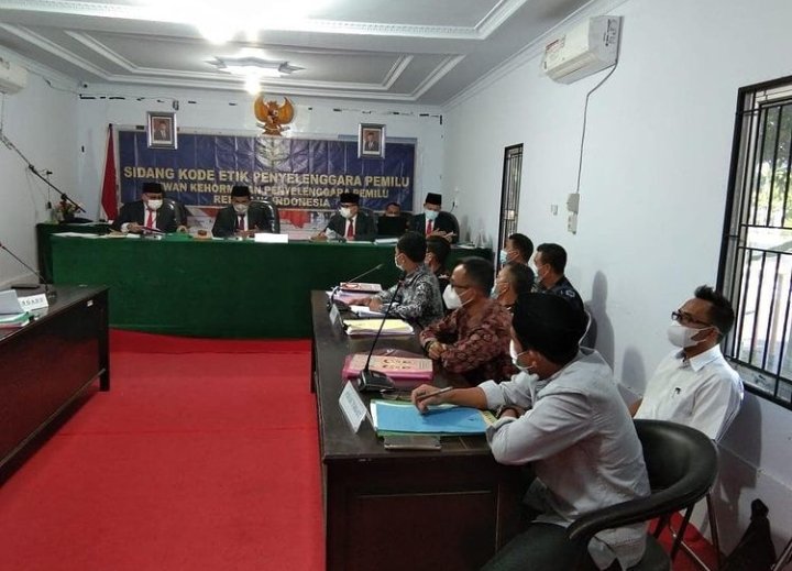 Ujang – Daus Gugat 5 Komisioner KPU Kepahiang