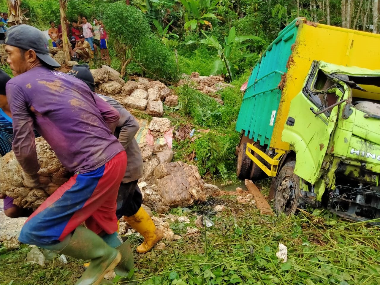 Truk Terguling, Getah Karet Berhamburan ke Jurang