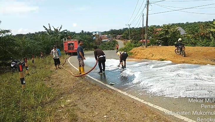 Polisi Bersihkan Tumpahan Solar di Jalan