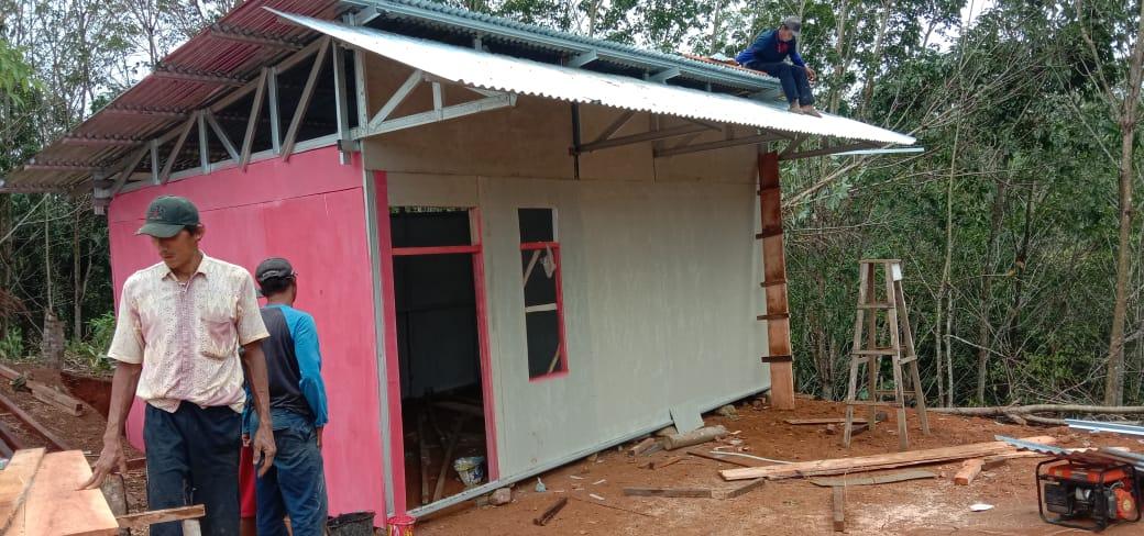 Warga Bangun Rumah Korban Kebakaran