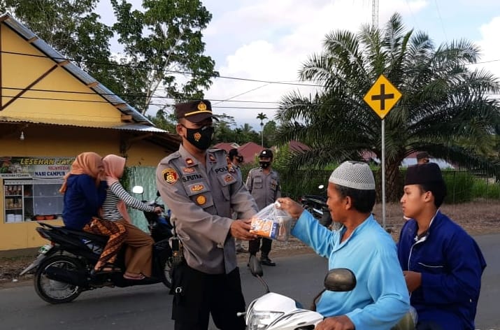 Jelang Buka Puasa, Polisi di Padang Jaya Bagikan Takjil