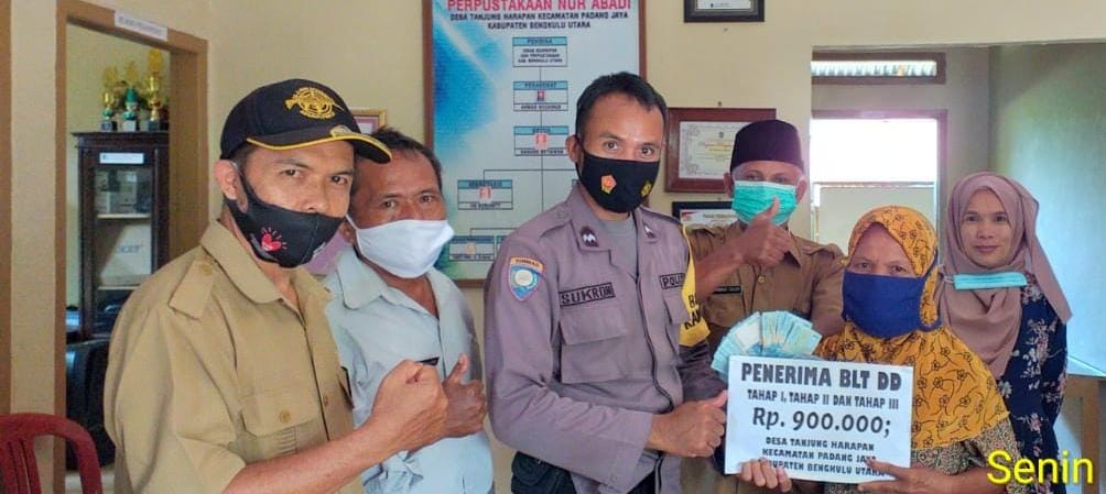 Sumringah, 32 Warga Tanjung Harapan Terima BLT DD