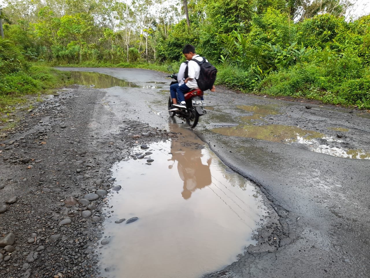 Jalan Urai-Batiknau Harus Diperbaiki