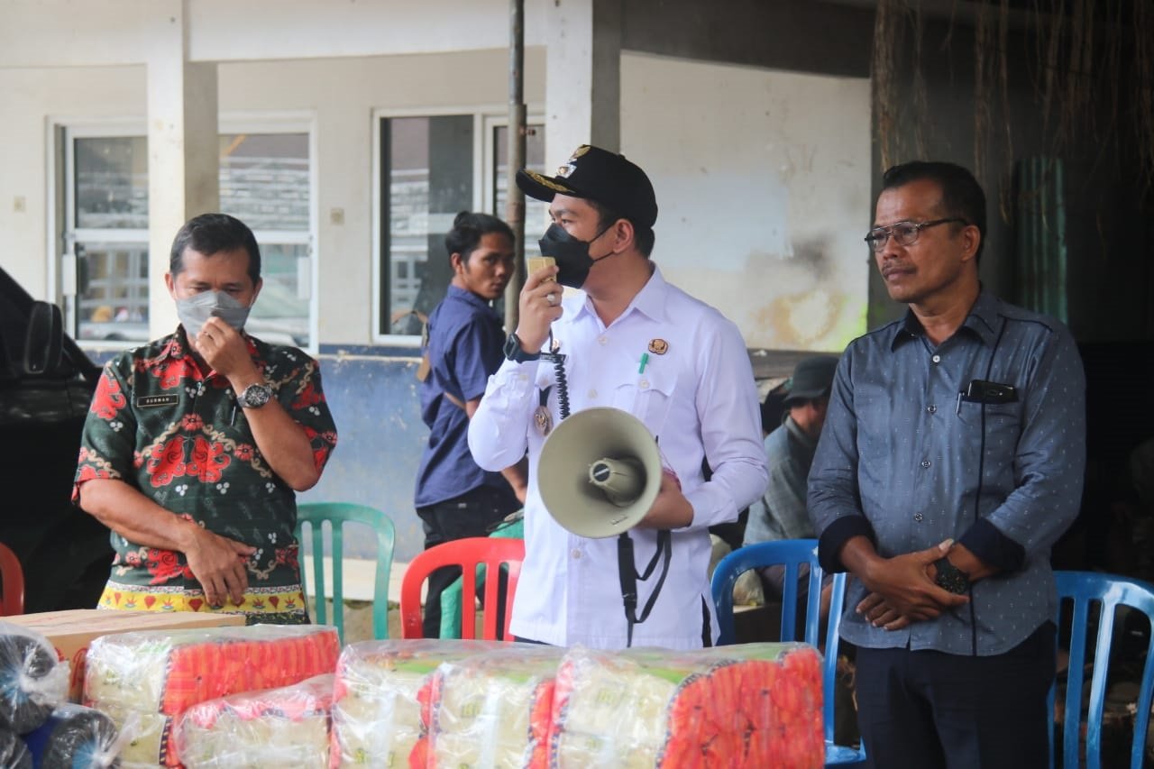 Arie Bagikan Bantuan Korban Kebakaran