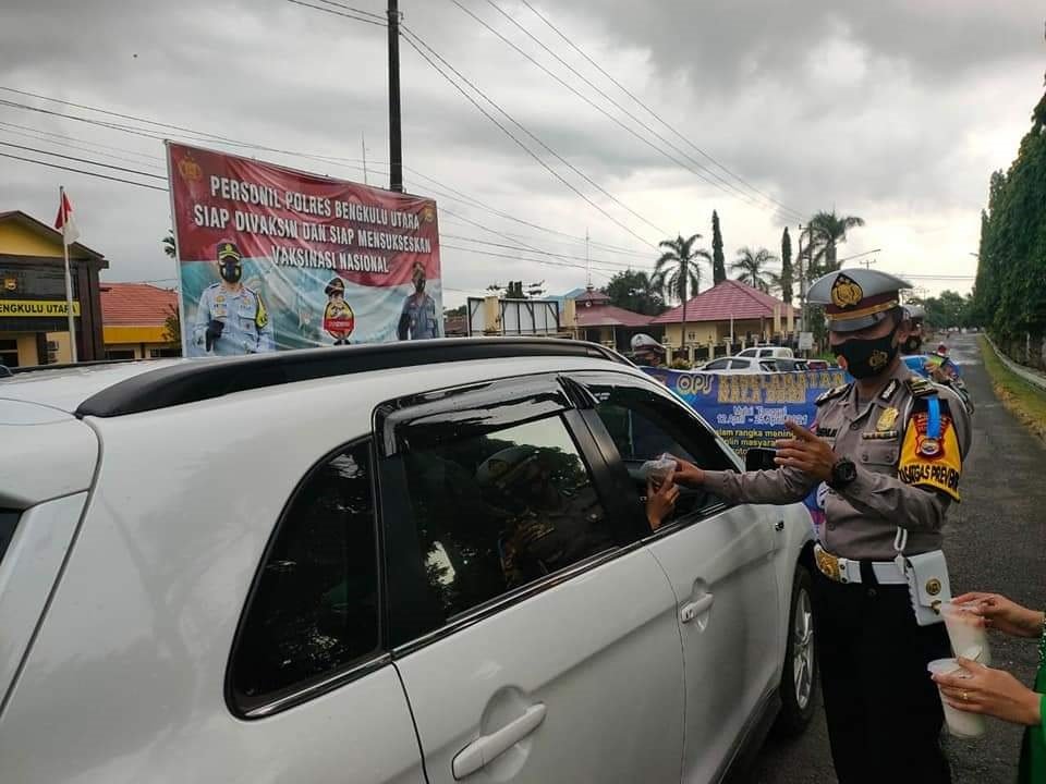 Bagi Takjil dan Imbau Tertib Lalu Lintas