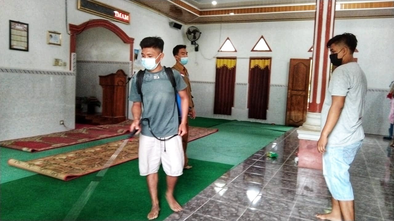 Jelang Lebaran, Seluruh Masjid di Kecamatan TAP Disemprot Pakai Disinfektan