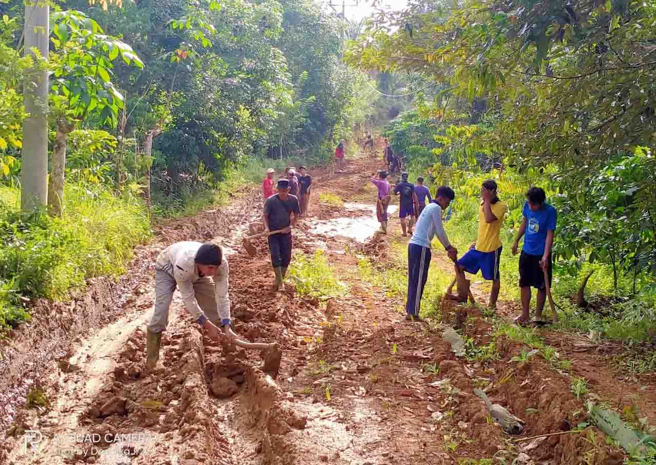 Berlumpur, Jalan Desa Ini Butuh Perhatian