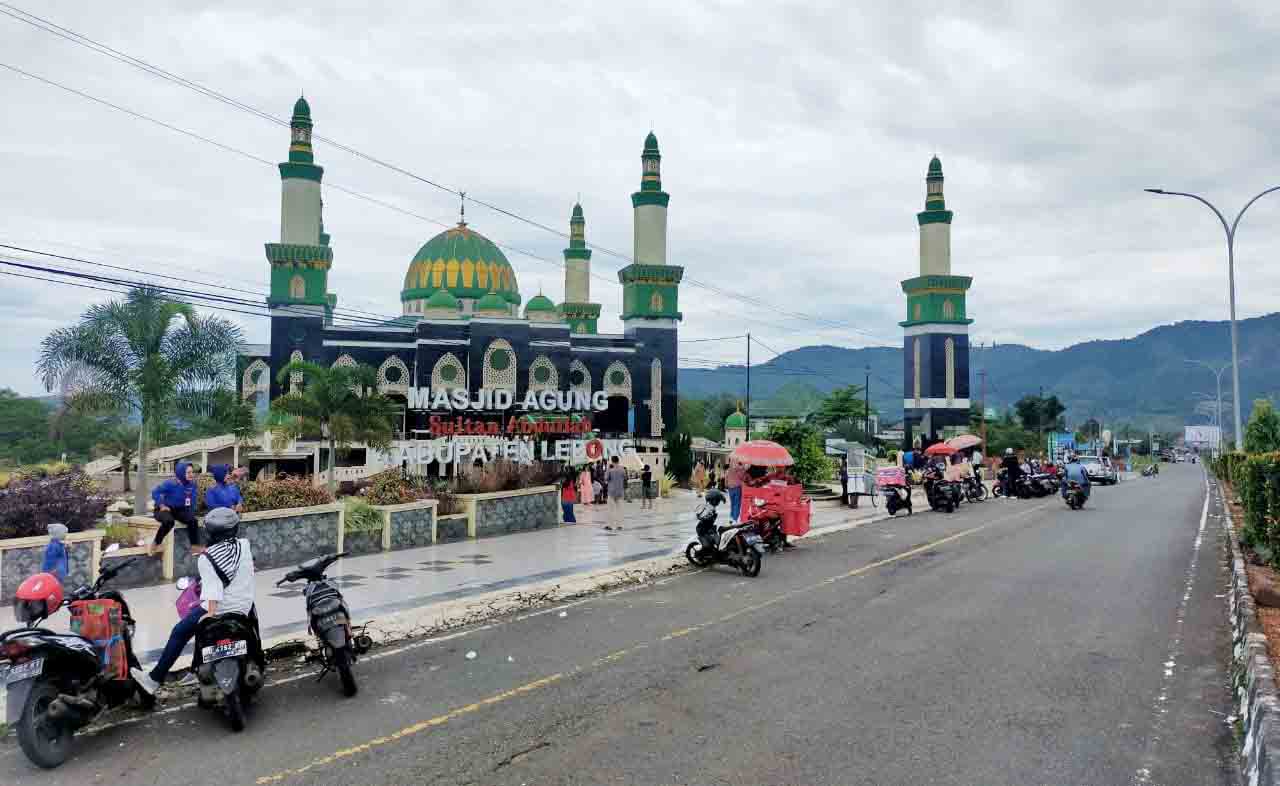 Hingga Lebaran ke-6 Masjid Agung Masih Ramai Pengunjung