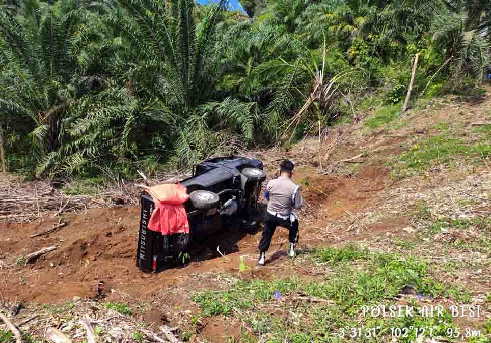 Oleng, L300 Asal Lebong Terjun ke Jurang