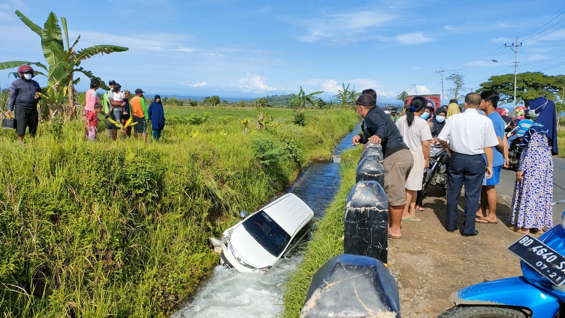 Diduga Pengemudi Ngantuk, Avanza Terjun Ke Siring