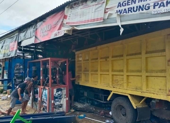 Diduga Ngantuk, Truk Tabrak Warung