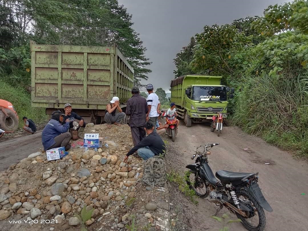 Warga Hadang Truk Angkutan BB