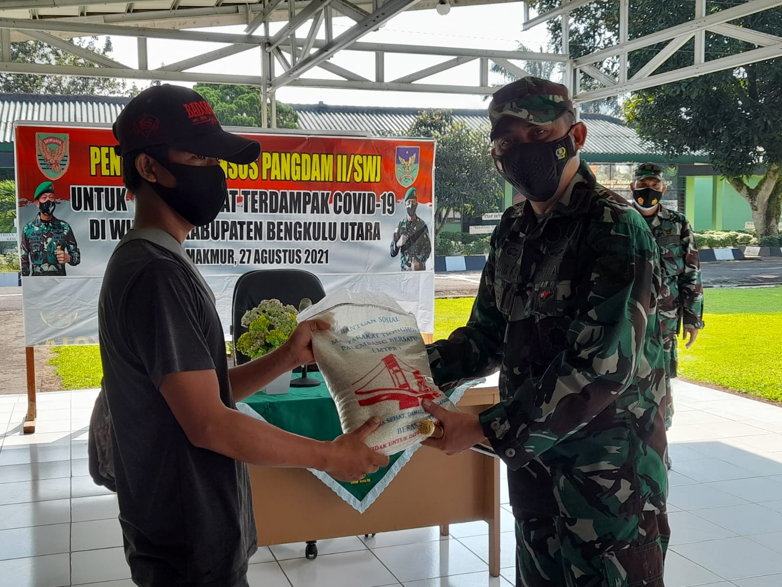 Kodim 0423/BU Salurkan 3 Ton Beras Untuk Masyarakat Bengkulu Utara