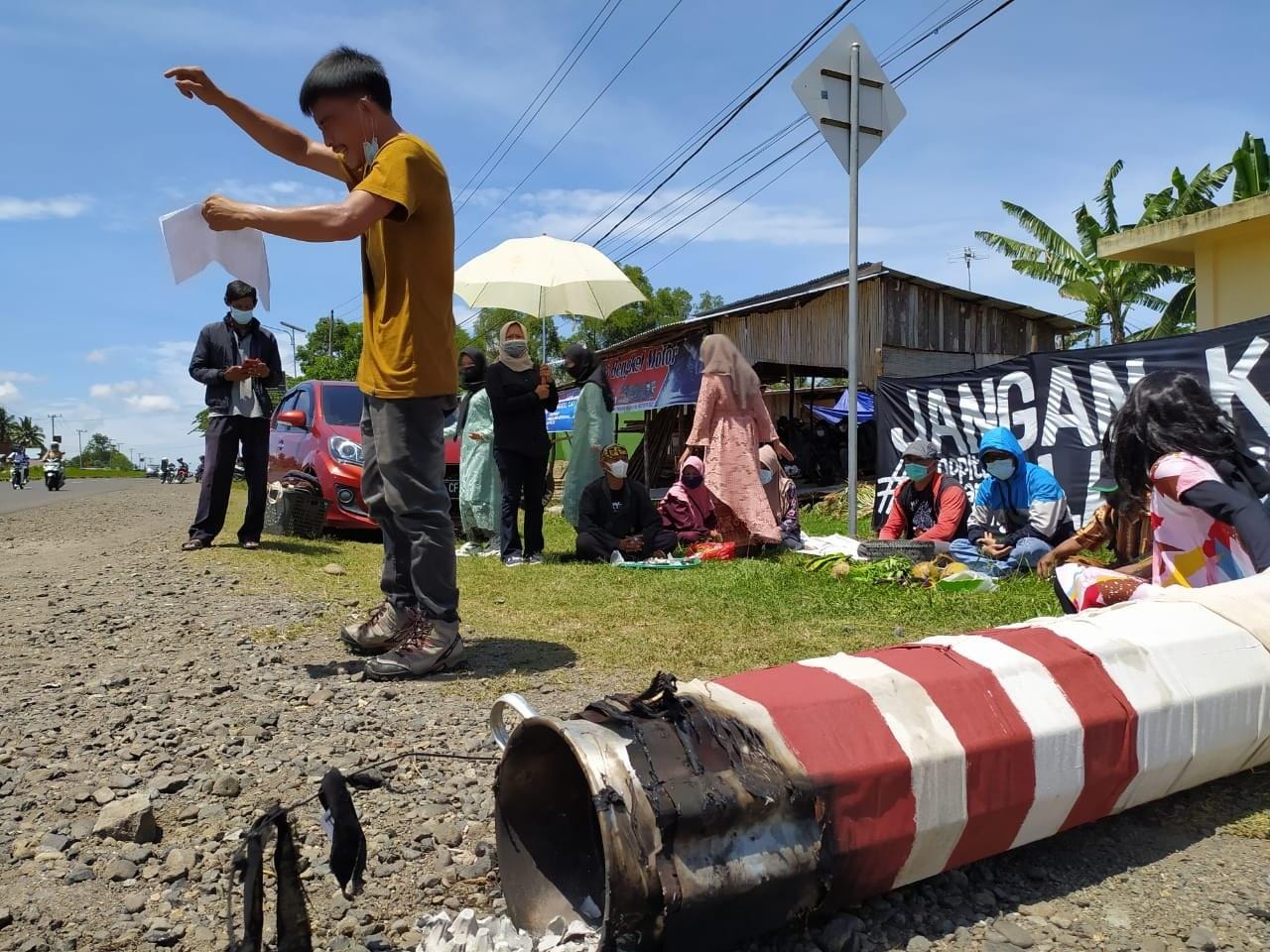 Tolak PLTU Teluk Sepang, KLB Gelar Aksi Teaterikal