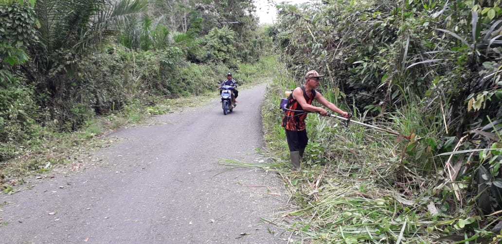 Dinilai Membahayakan, Kepsek Ini Tebas Jalan Yang Semak Belukar