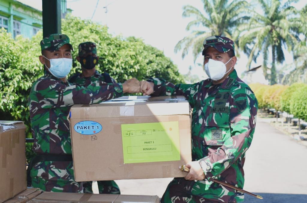 Korem 041/Gamas Distribusikan Bantuan Obat Dari Panglima TNI