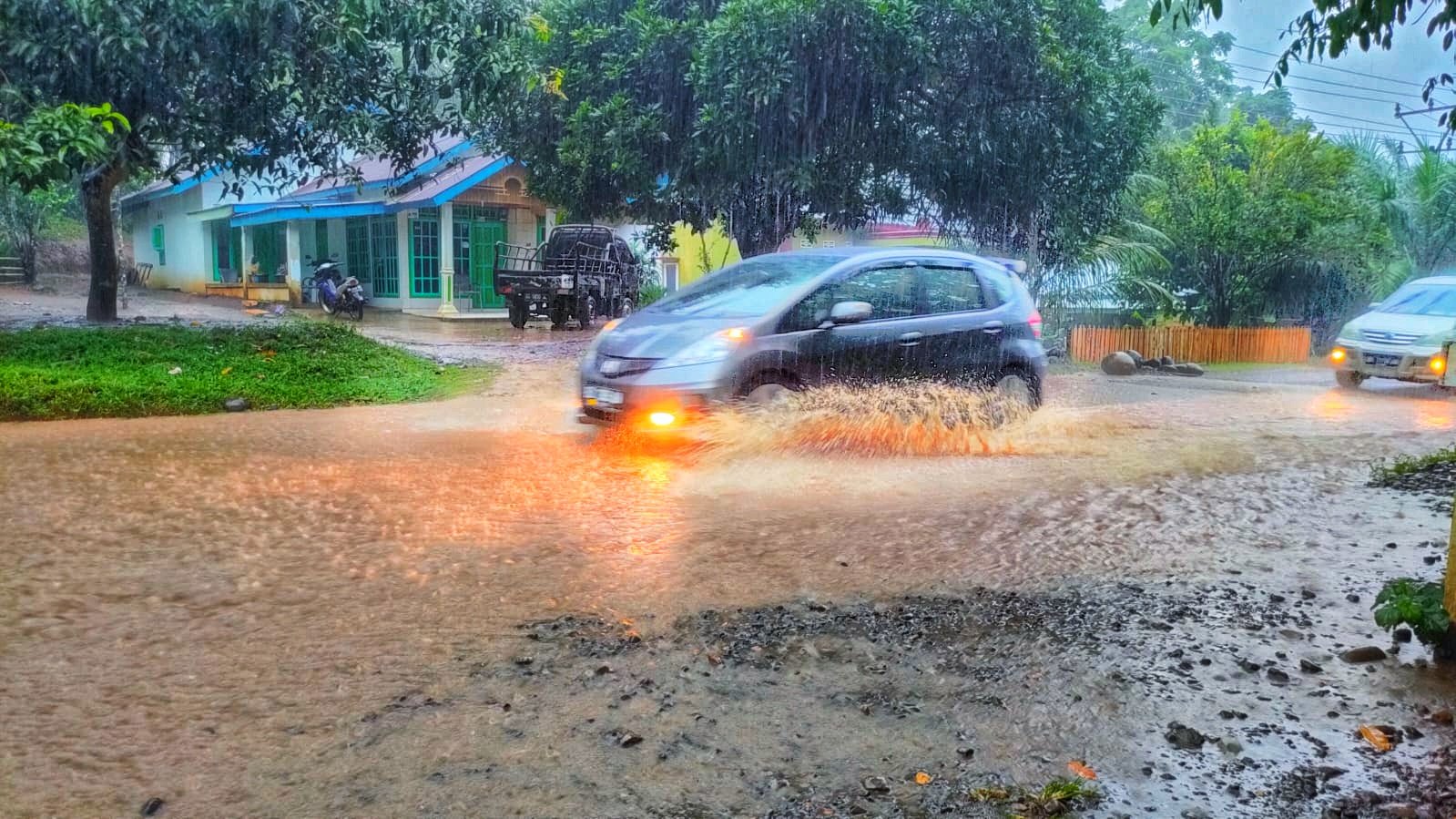 Hujan Deras, Jalan Tengah Bengkulu Utara Bak Sungai