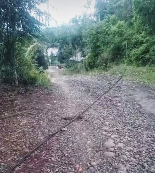 Jatuh di Tengah Jalan, Kabel Listrik di Desa Ini Bahayakan Pengendara