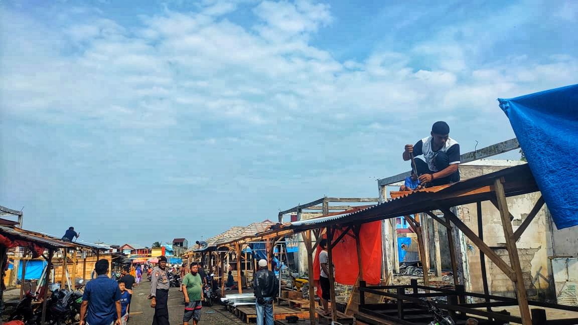 Tak Ingin Dibongkar Petugas, Puluhan Pedagang Pasar Purwodadi “Preteli” Lapak Sendiri