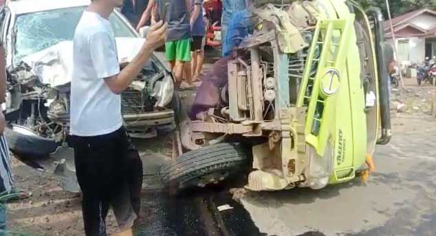 “Adu Palak” Vios vs Dump Truck, Sopir Meninggal