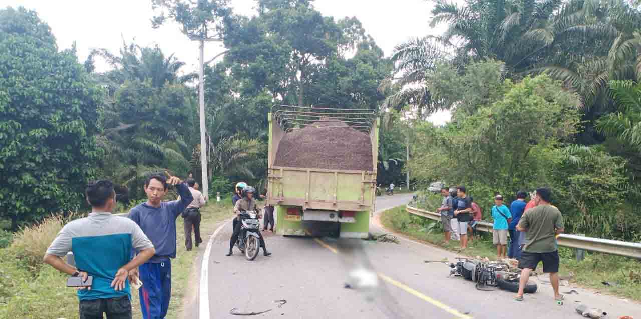 Tabrak Fuso Muatan Cangkang, Warga Tunggang Tewas