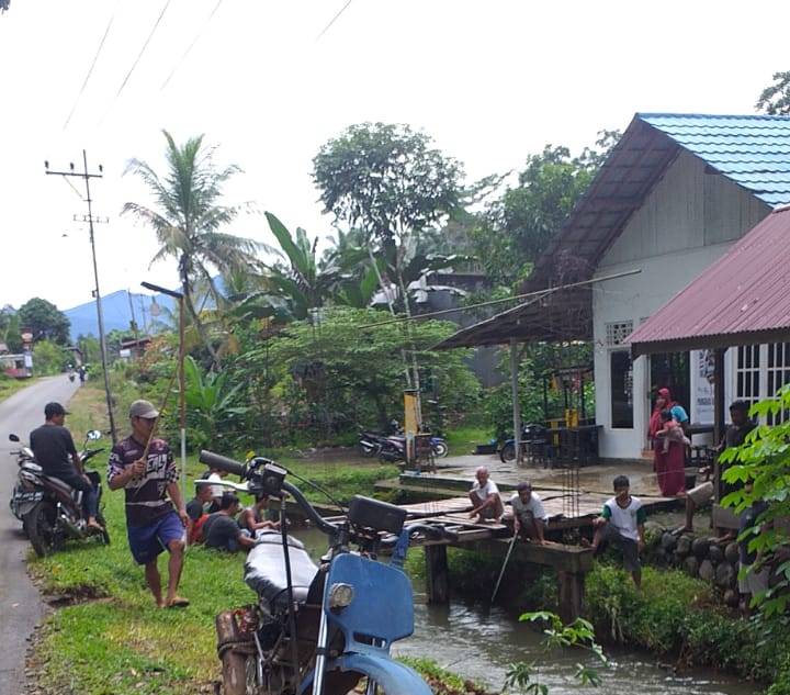 Usai Banjir, Mancing Mania Berburu Ikan