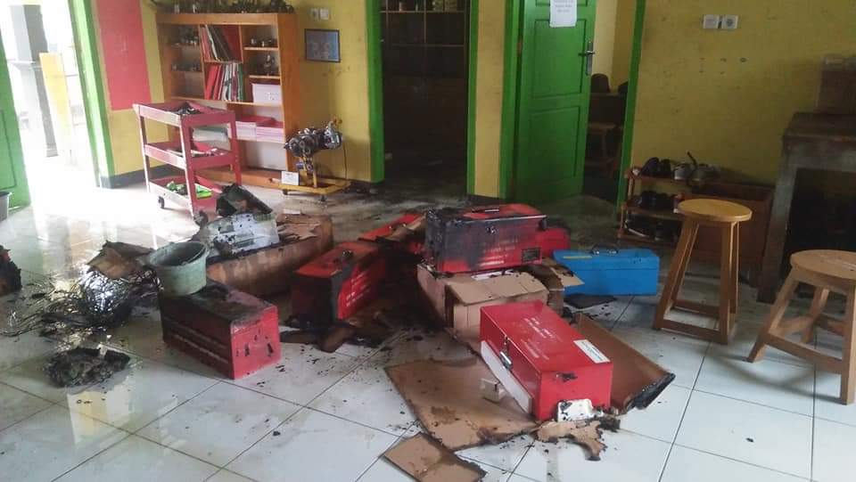 Diduga Konsleting Listrik, Gudang SMK Dijilat Api