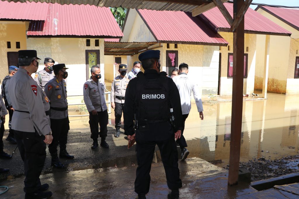 Tinjau Asrama Kebanjiran, Kapolda Bengkulu Bagikan Bantuan