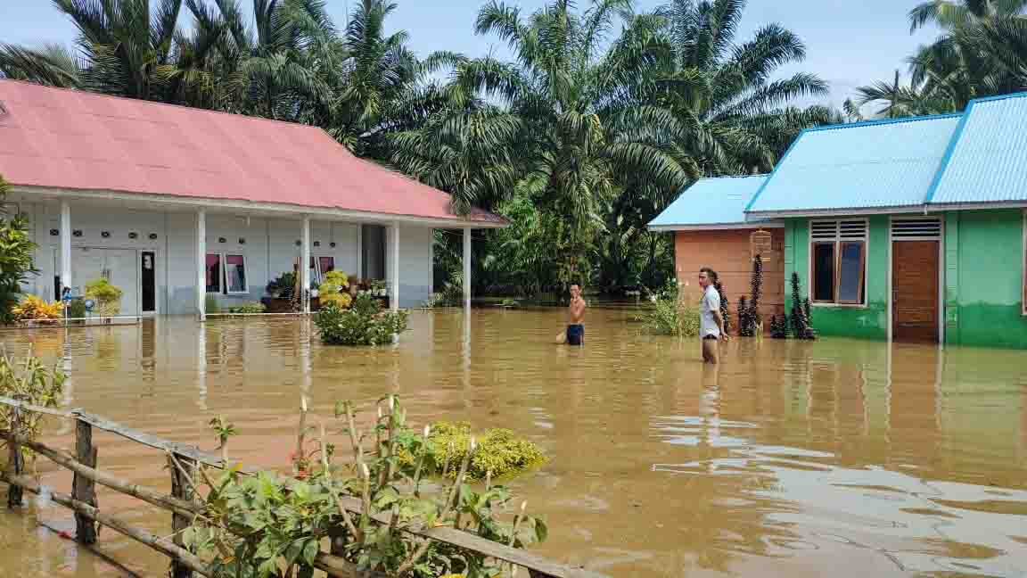 Foto-foto Penampakan Banjir di Air Besi