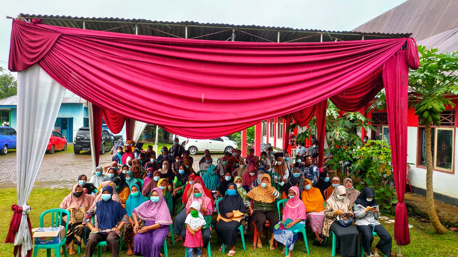 Demi Vaksin, Ratusan Warga Padati Kantor Camat Kerkap Sejak Pagi