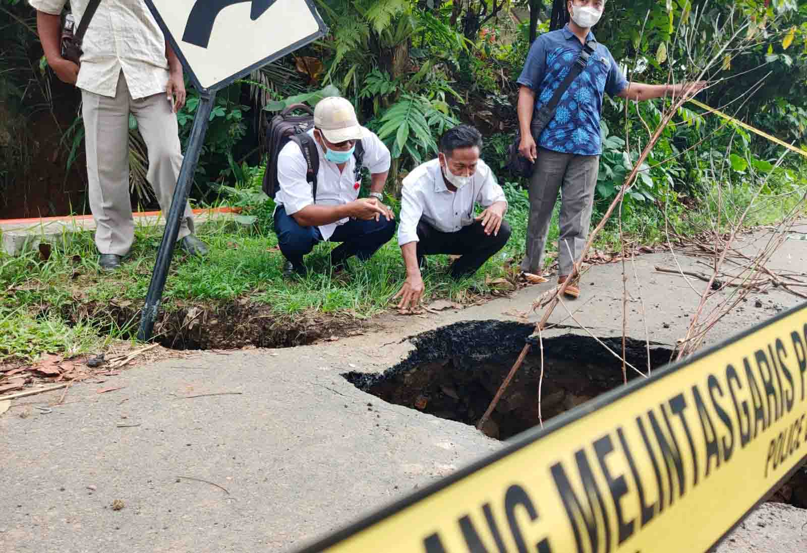 Awas! Jalan Lintas Kabupaten Ini Ambrol