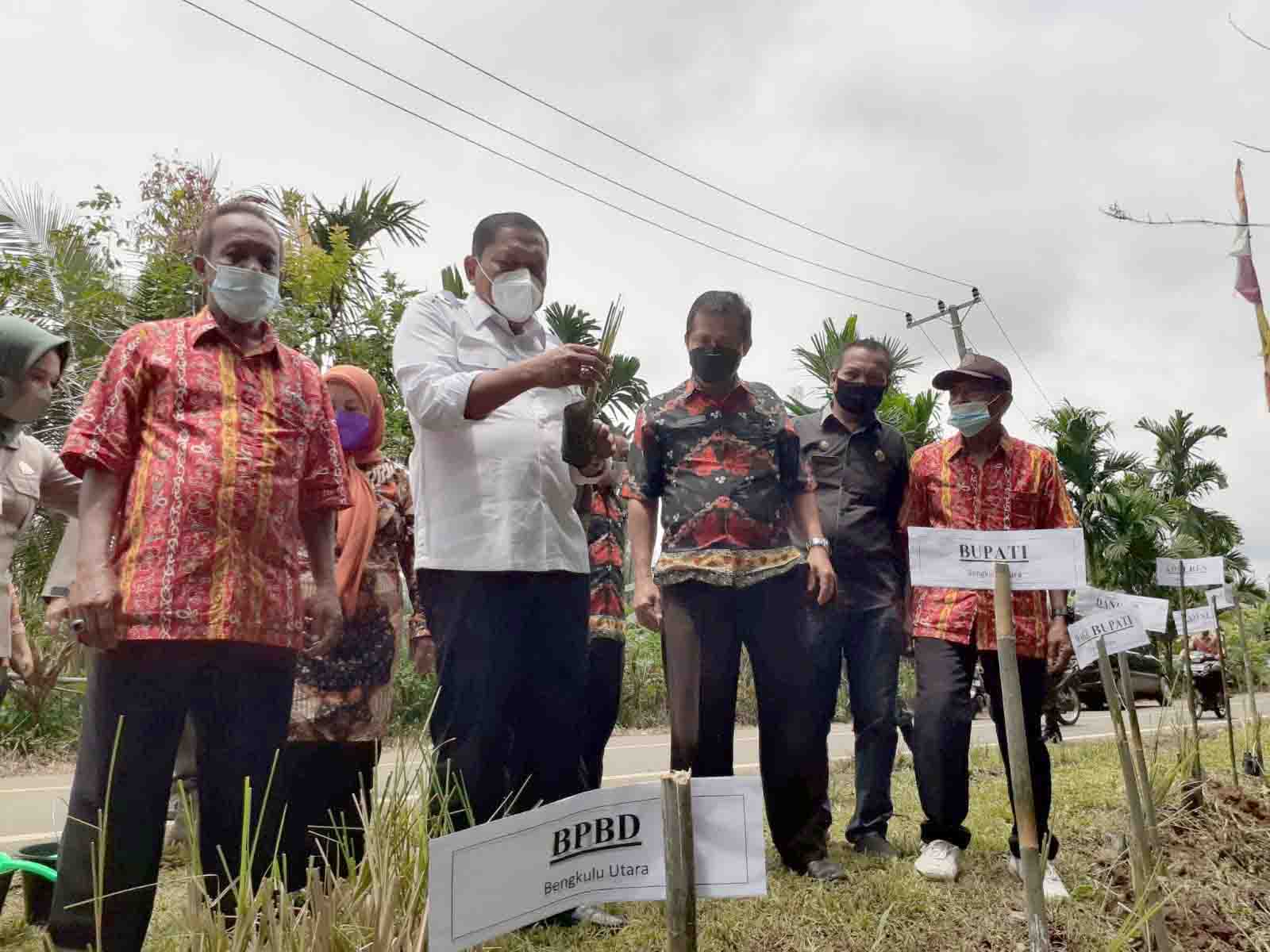 Cegah Longsor, Bupati BU Ajak Lestarikan Lingkungan