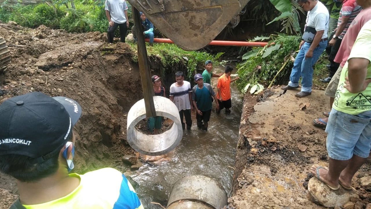 Pemerintah Dinilai Lamban, Warga Padang Jaya Goro Jalan Amblas