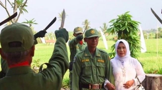Pernikahan Hansip Dirayakan Ala Anggota TNI-Polri