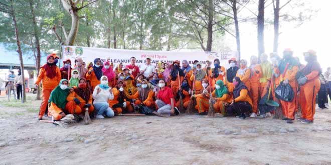 World Clean Up Day, Pemkot dan Relawan Sikat Sampah di Wisata Pantai Jakat