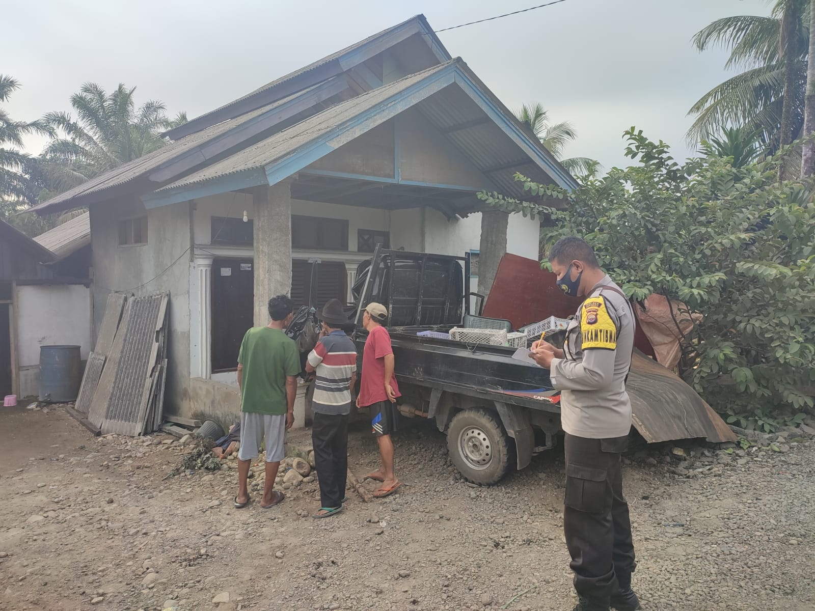 Pickup Seruduk Rumah Warga, Sopir dan Penumpang Lurat