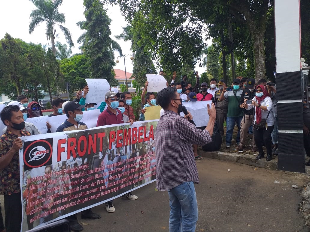 Dideadline Sebulan, Puluhan Warga Geruduk Kantor Bupati