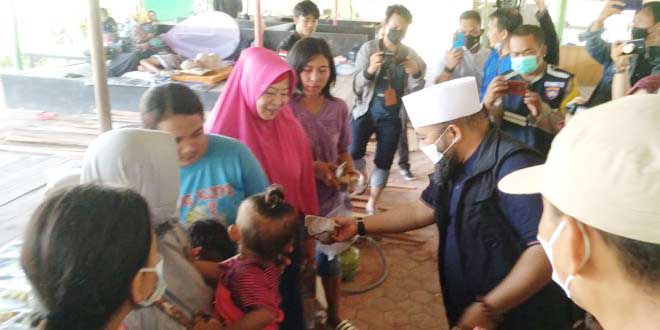 Tinggalkan Agenda di Jakarta, Walikota Serahkan Bantuan kepada Korban Banjir